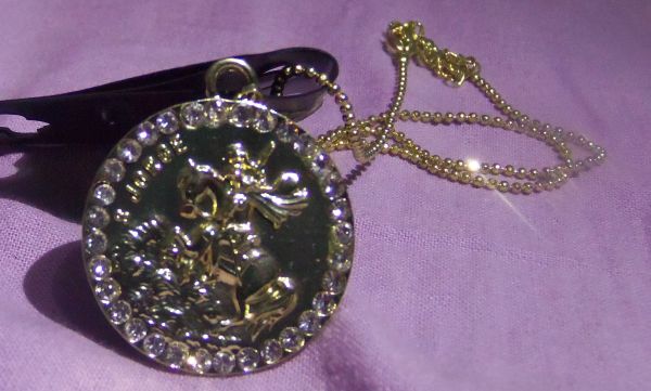 Gargantilha com medalhinha de são jorge